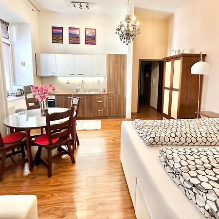 Home Away Main Square Apartment Poprad Luaran gambar