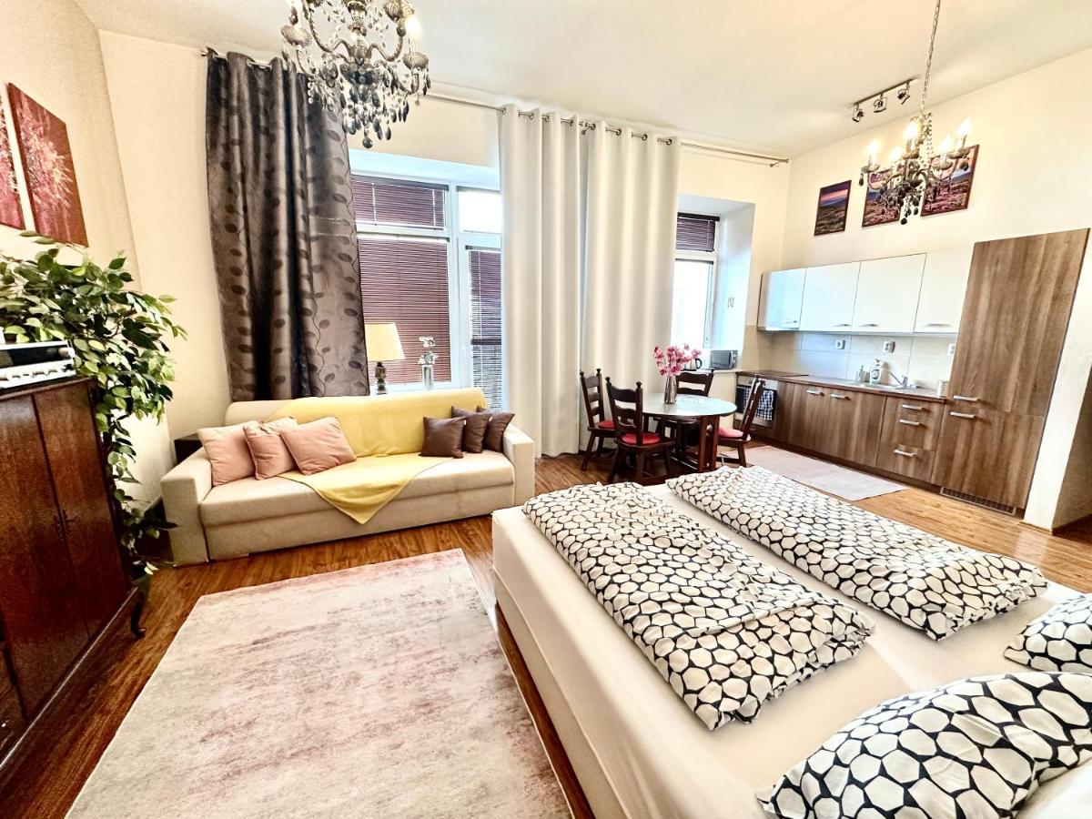 Home Away Main Square Apartment Poprad Luaran gambar