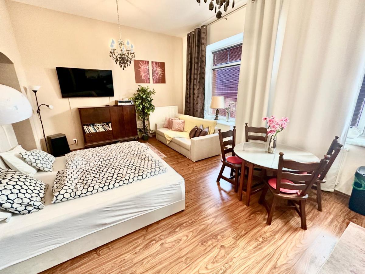Home Away Main Square Apartment Poprad Luaran gambar