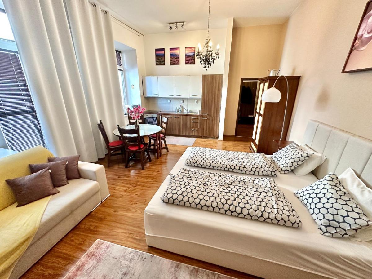 Home Away Main Square Apartment Poprad Luaran gambar