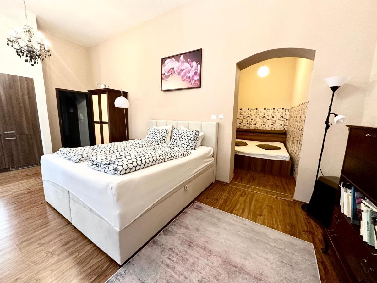 Home Away Main Square Apartment Poprad Luaran gambar