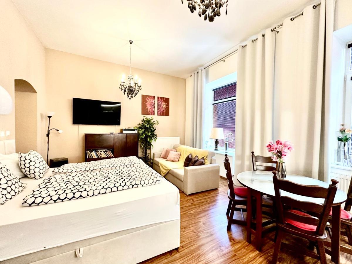 Home Away Main Square Apartment Poprad Luaran gambar