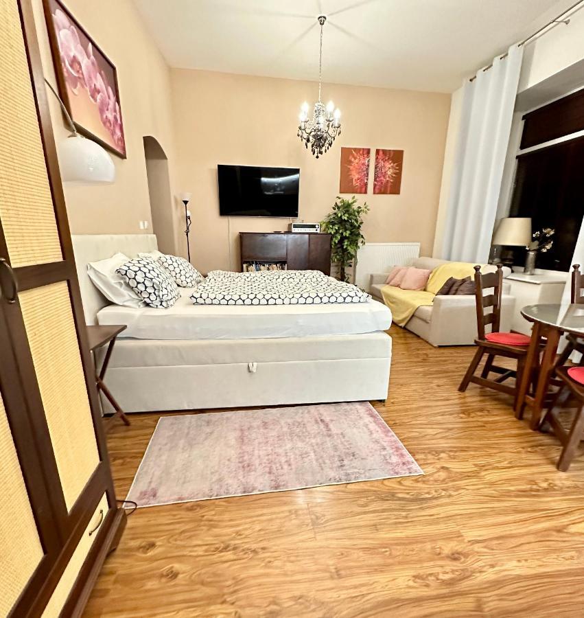 Home Away Main Square Apartment Poprad Luaran gambar
