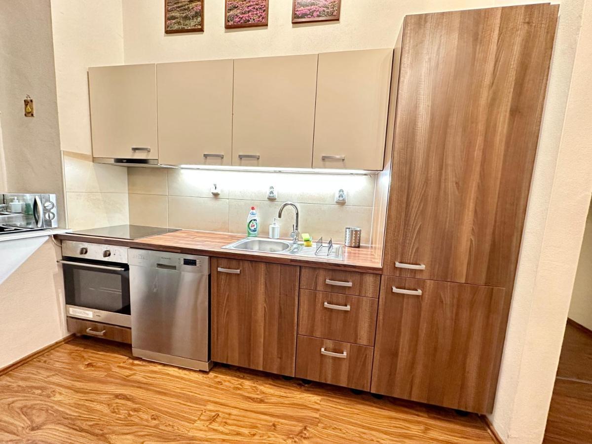 Home Away Main Square Apartment Poprad Luaran gambar